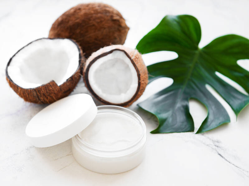 Vi tester 7 myter om kokosolje i hår- og hudpleie