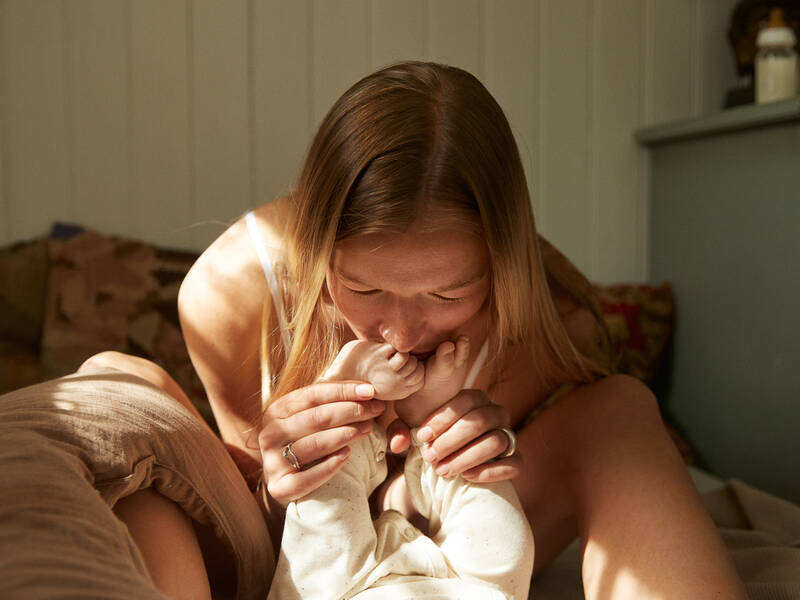 Sociale medier udfordrer nybagte mødre i morrollen