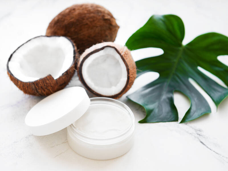 Vi tester 7 myter om kokosolie i hår- og hudpleje