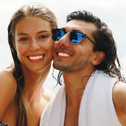 Beconfident - to personer på stranden der smiler