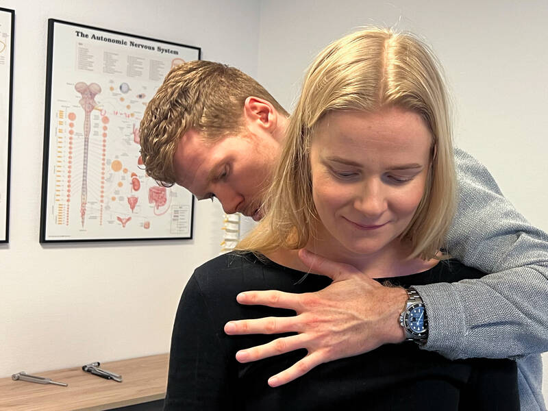 Knæsmerter og spændinger: Vi tester osteopati