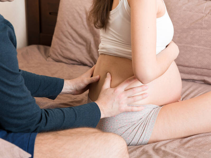 Jordemoderen guider til gravidmassage