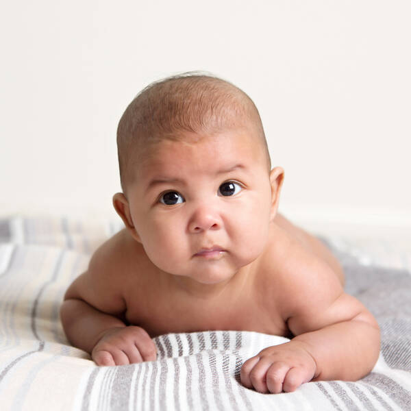 Hvornår kan baby holde hovedet selv?