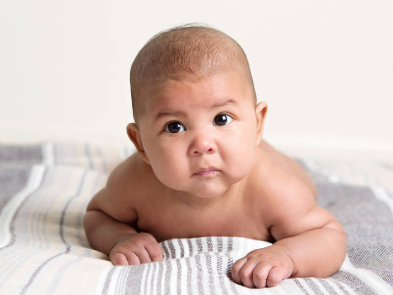 Hvornår kan baby holde hovedet selv?