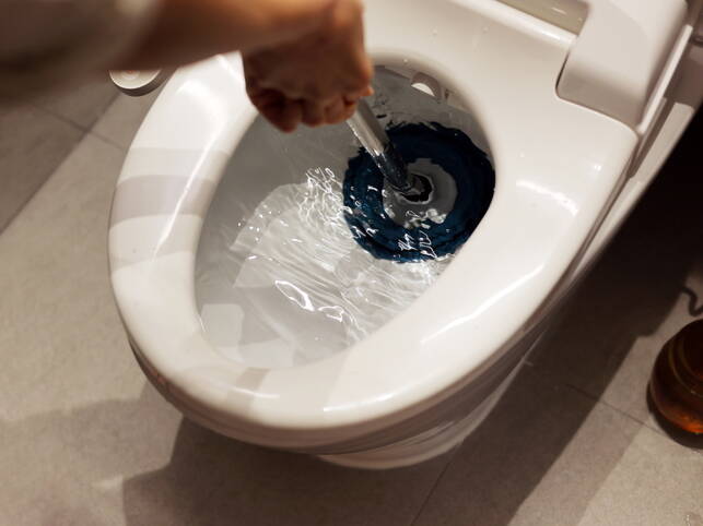 Stoppet toilet? Sådan gør du