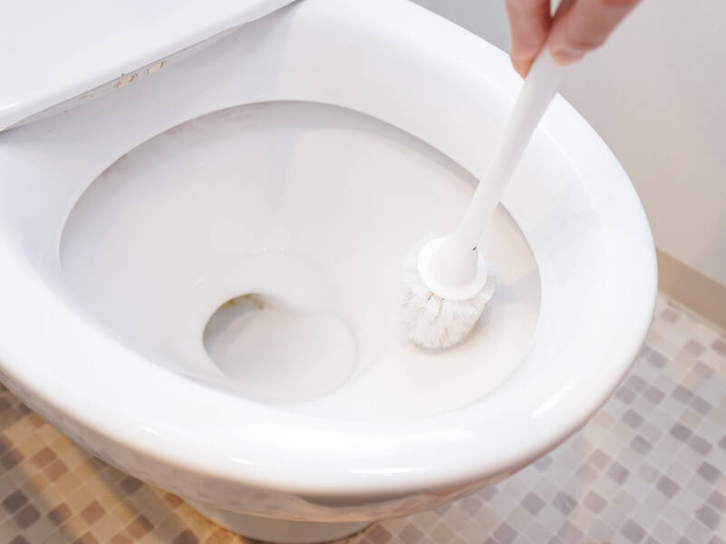 Kalk i toilettet? – sådan fjerner du det