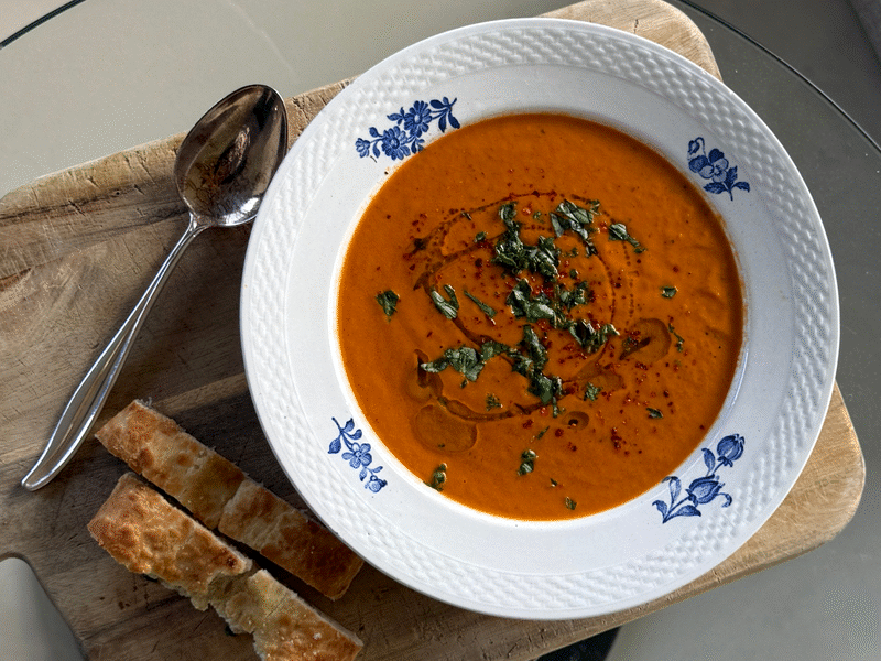 Opskrift: Cremet tomatsuppe med ovnbagte tomater
