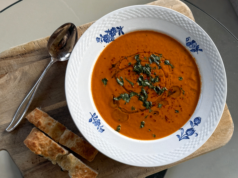 Opskrift: Cremet tomatsuppe med ovnbagte tomater