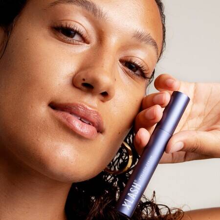 Kvinde der holder Xlash vippeserum