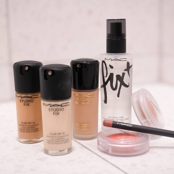 Go matte or go glow? MAC har dit perfekte match