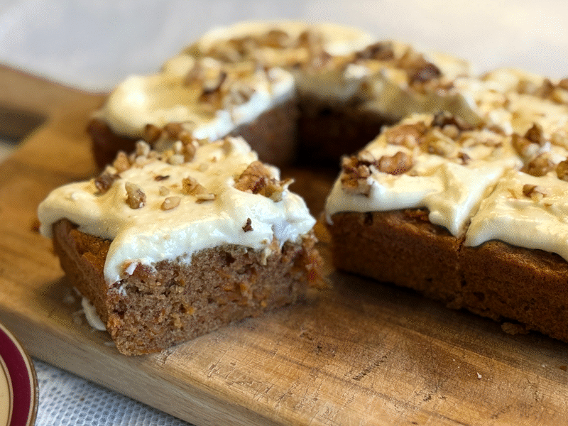 Gulerodskage med cremet citronfrosting