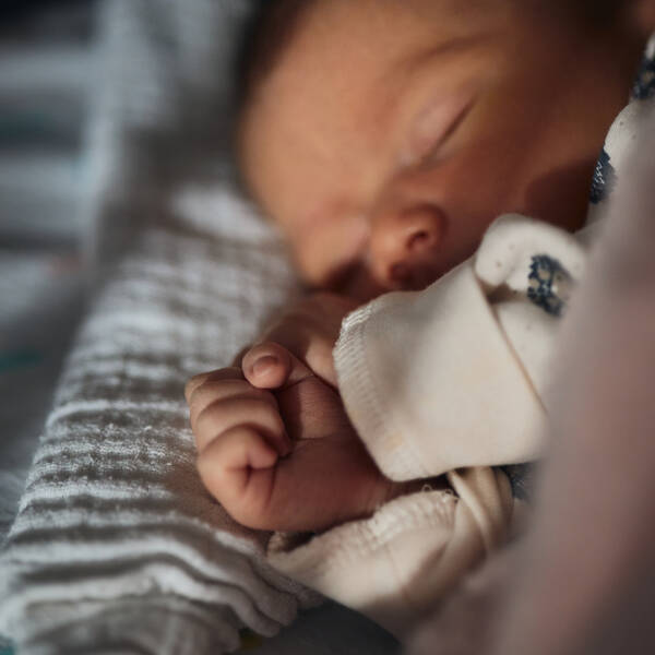 Sikker søvn: Hvornår må baby sove på maven?