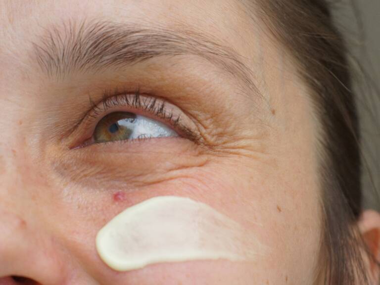 Fast hud og solbeskyttelse: Guide til 40+ hudpleje