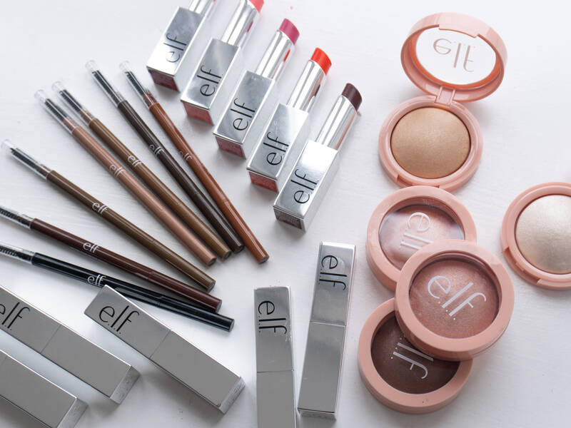 Naturlige bryn, glansfulde læber og silkeblød glød